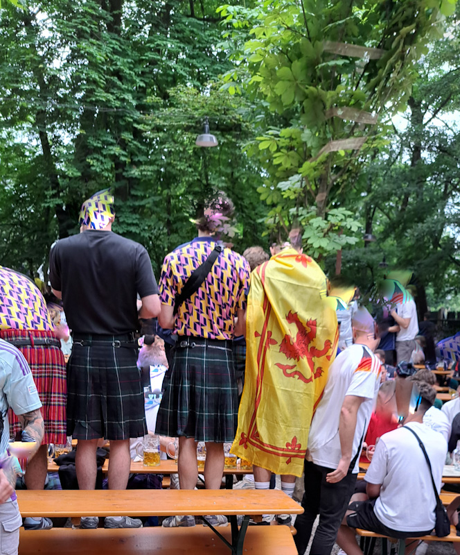 Fußballfans erfreuen sich bei der Fußball-EM am Public Viewing in grüner Umgebung.

Fotocopyright: Annegret Handel-Kempf